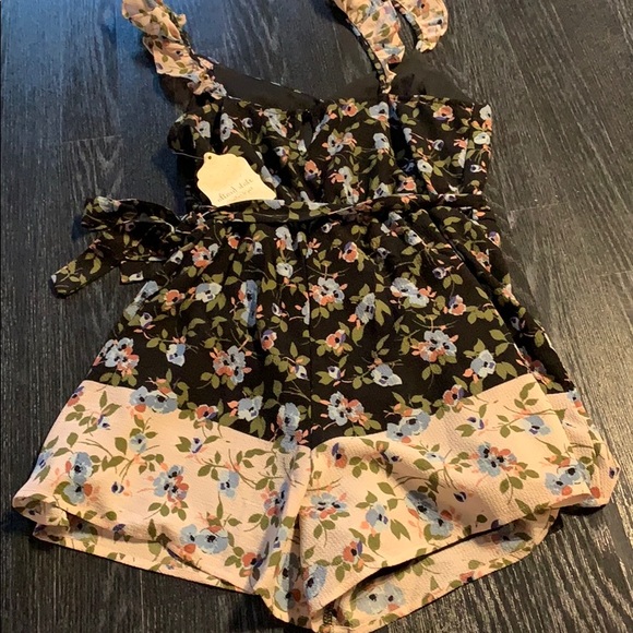 Cute new with tags Altar’d State Romper - Picture 6 of 9